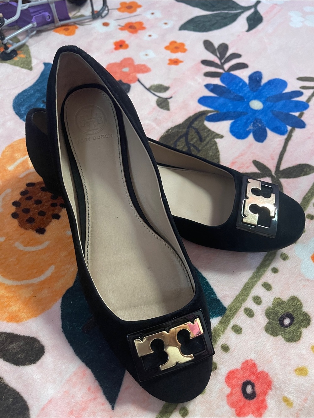 Tory Burch Gigi Pumps Black Suede with Gold Logo Plaque